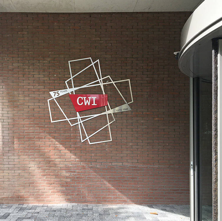 RVS kunstwerk bij de entree, ter ere van 75 jaar cwi