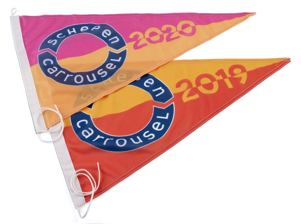 scheepsvlaggetjes voor schepencaroussel. De kleuren van de opvolgende jaren sluiten op elkaar aan. schepencaroussel